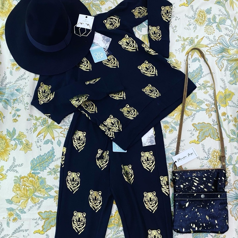 NWT Chaser SET Brand black pant/sweatshirt XS-S jogger‎ Gold metallic lion *READ